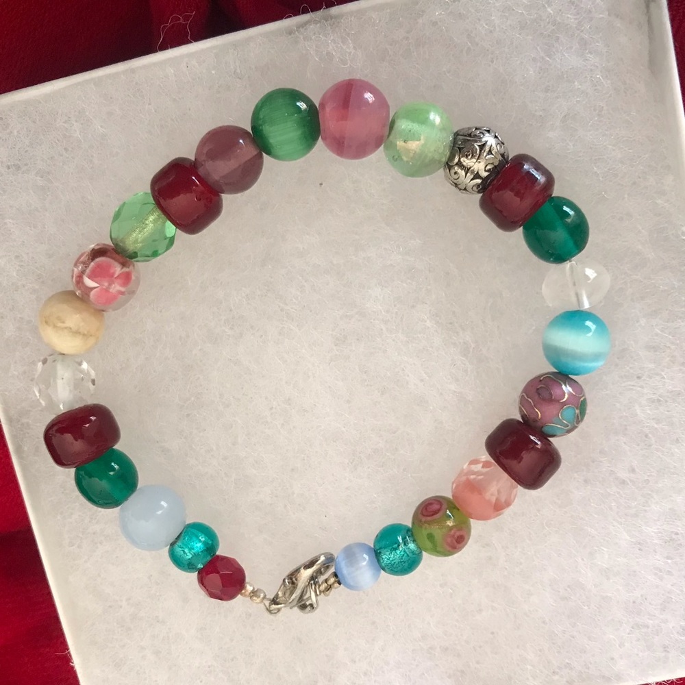 Bead bracelet with clasp